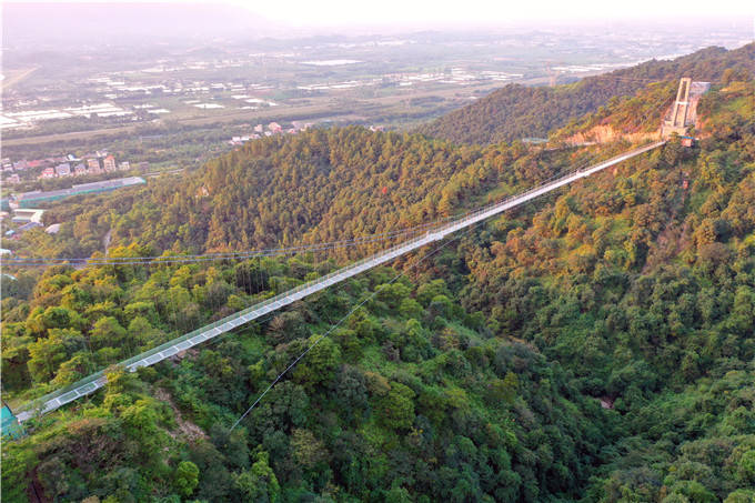 秋天夕阳晚霞下佛山南丹山玻璃桥美曝镜头