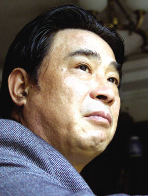 从右到左:中心主任王伟,刘奇伟老师,藏友