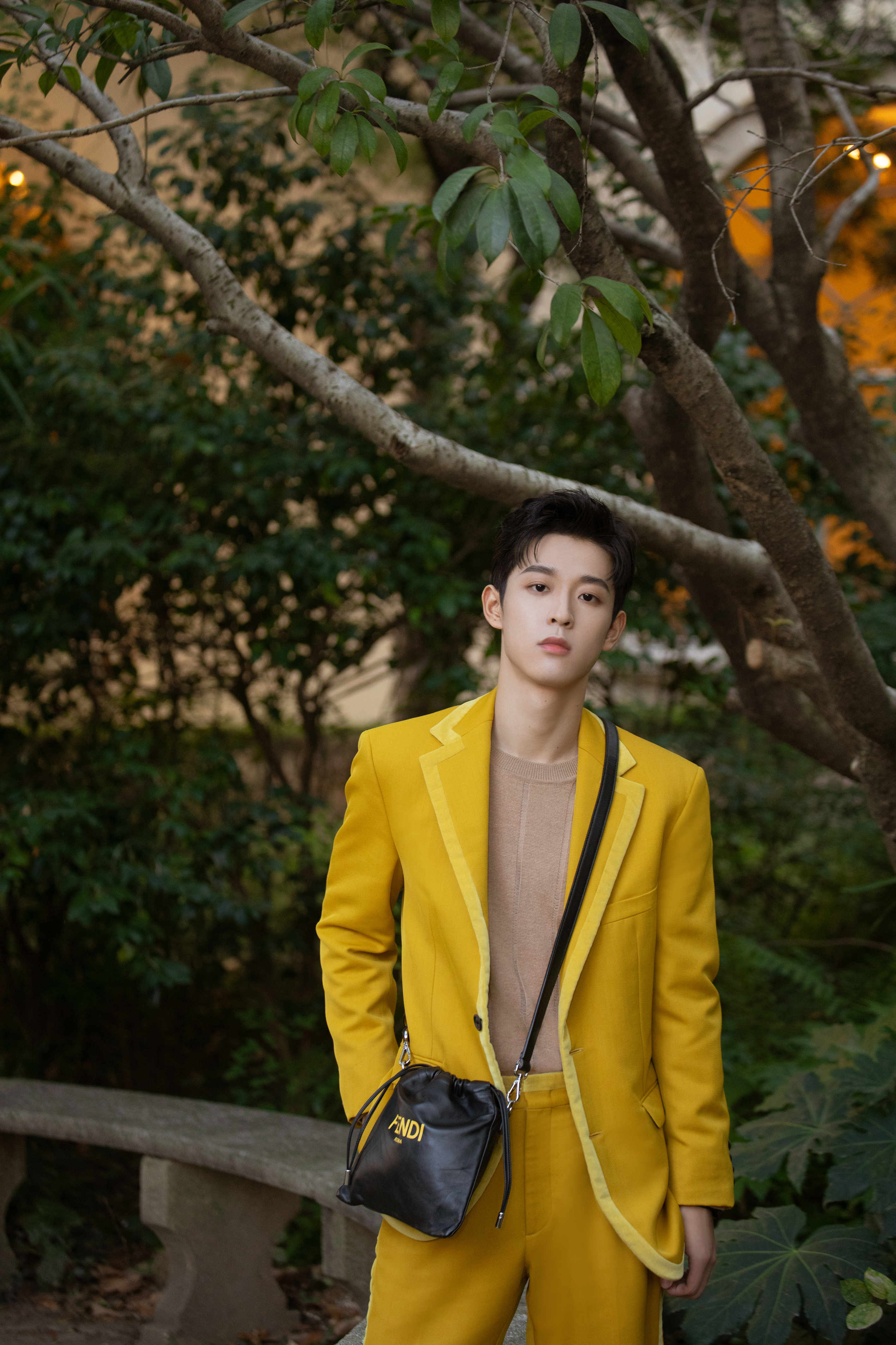 吴宇恒黑黄撞色经典时尚 明朗少年带来初冬心动