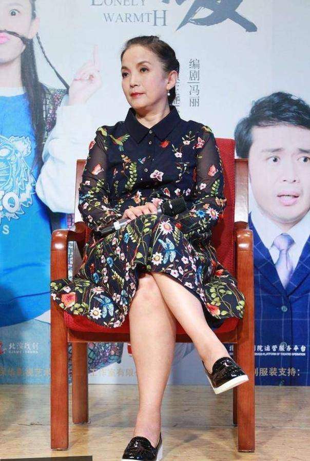 60岁吕丽萍老得太明显,化妆也难掩两鬓斑白,穿花衣像邻家奶奶