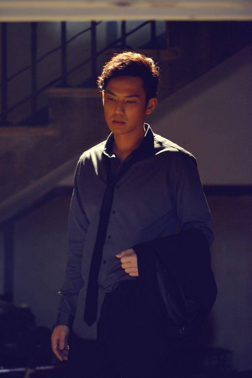 何以琛面色落寞,似在跟面试官对话,又像是在自言自