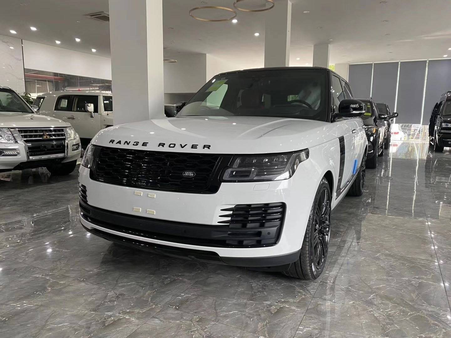 2020款路虎揽胜行政版 舒适实用的完美结合