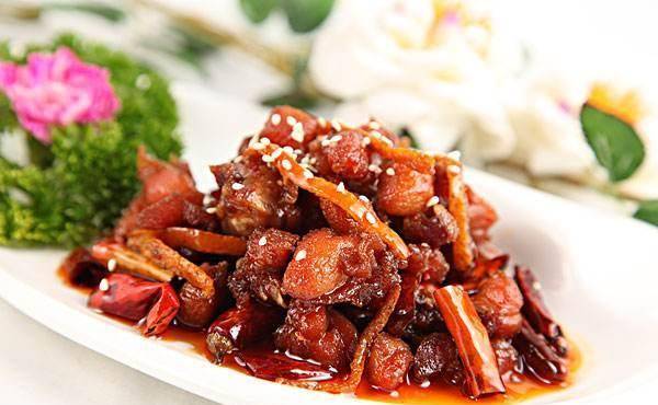 红烧兔肉,肉质鲜嫩又可口,既有香味又有辣味,一道有名的下酒菜