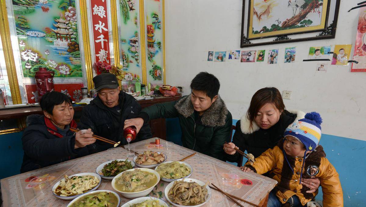 从腊月二十五到正月初二,农村过年时的热闹场面