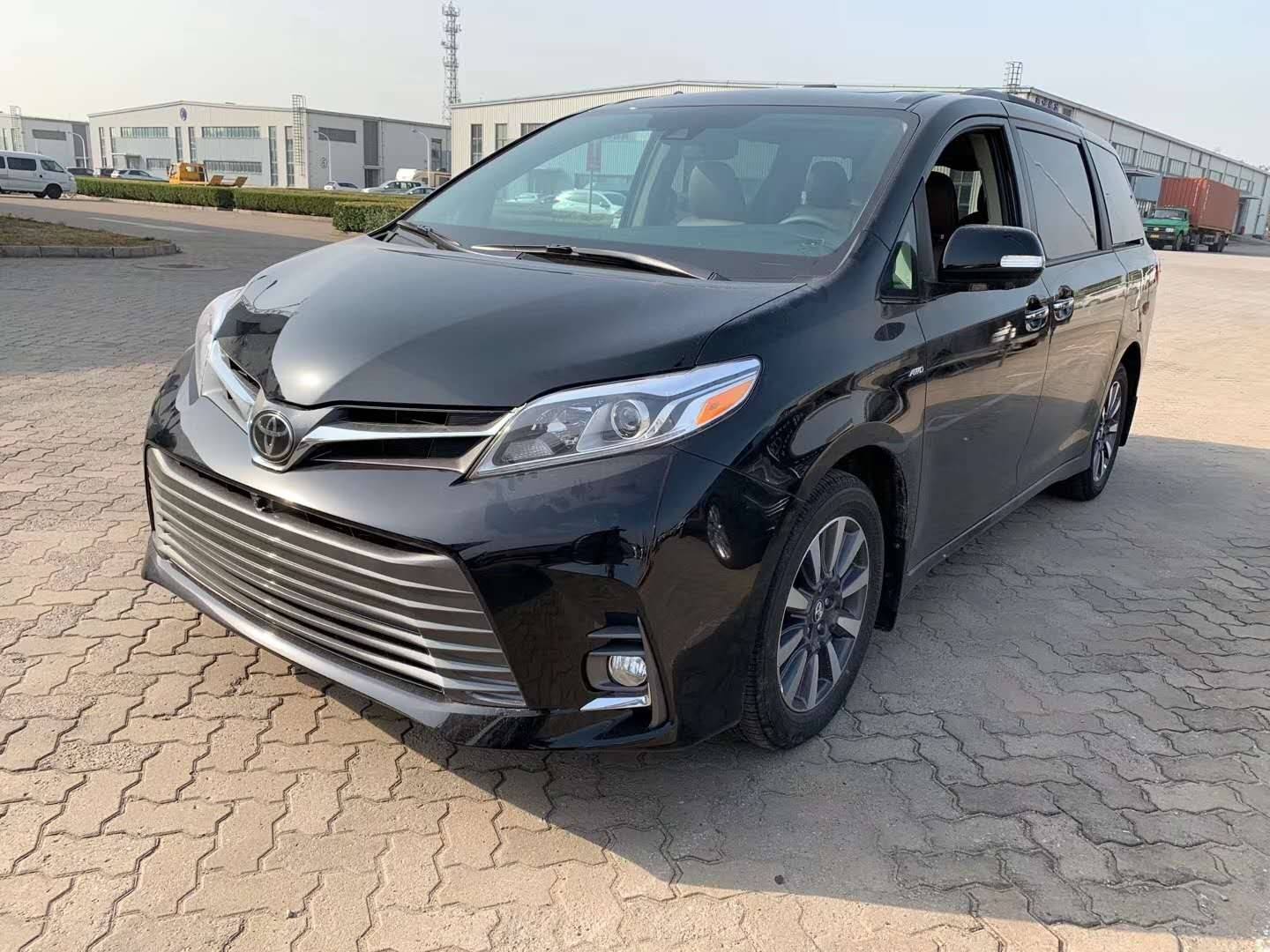 2020款丰田塞纳商务用车硕大车身时尚外观