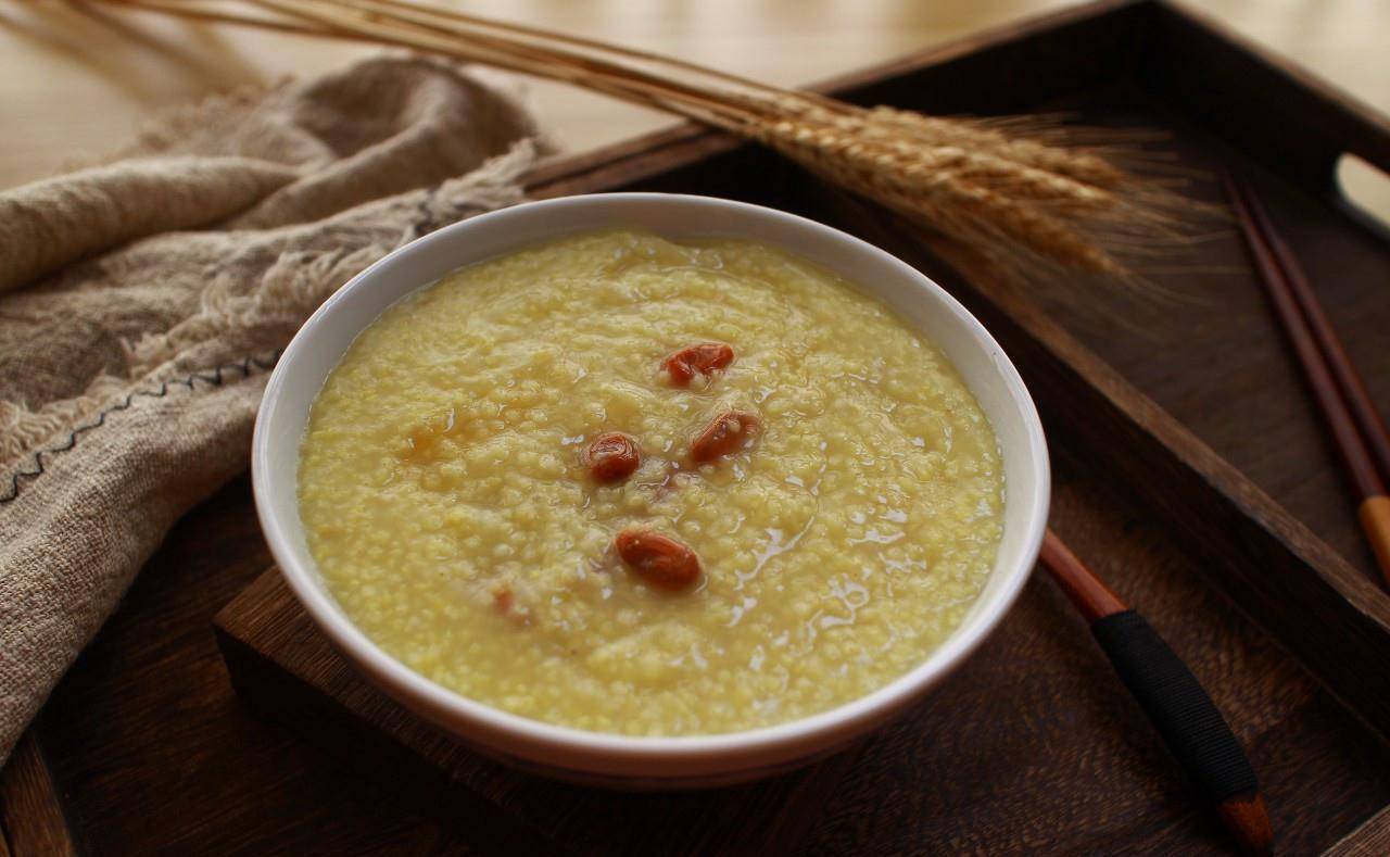 熬小米粥时直接下锅是不对的多加3步米粥香浓有米油