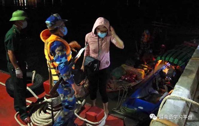 越南8名妇女租船夜半时分偷渡,被边防巡逻队发现送去隔离_手机搜狐网