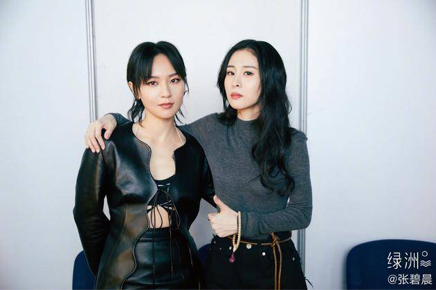 张碧晨夸周笔畅笑起来好看文案却遭对方吐槽