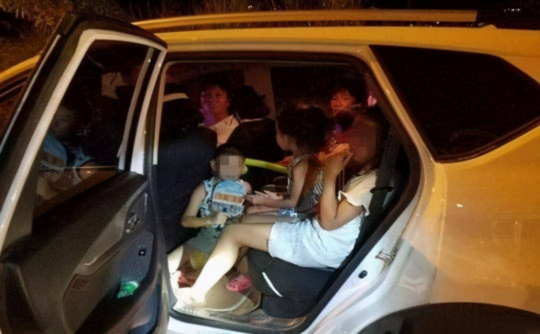 私家车坐满5个大人,手上抱一个婴儿算超载吗?交警给出权威回答