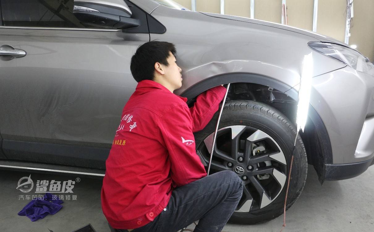 汽车外壳凹陷丰田rav4快速修复