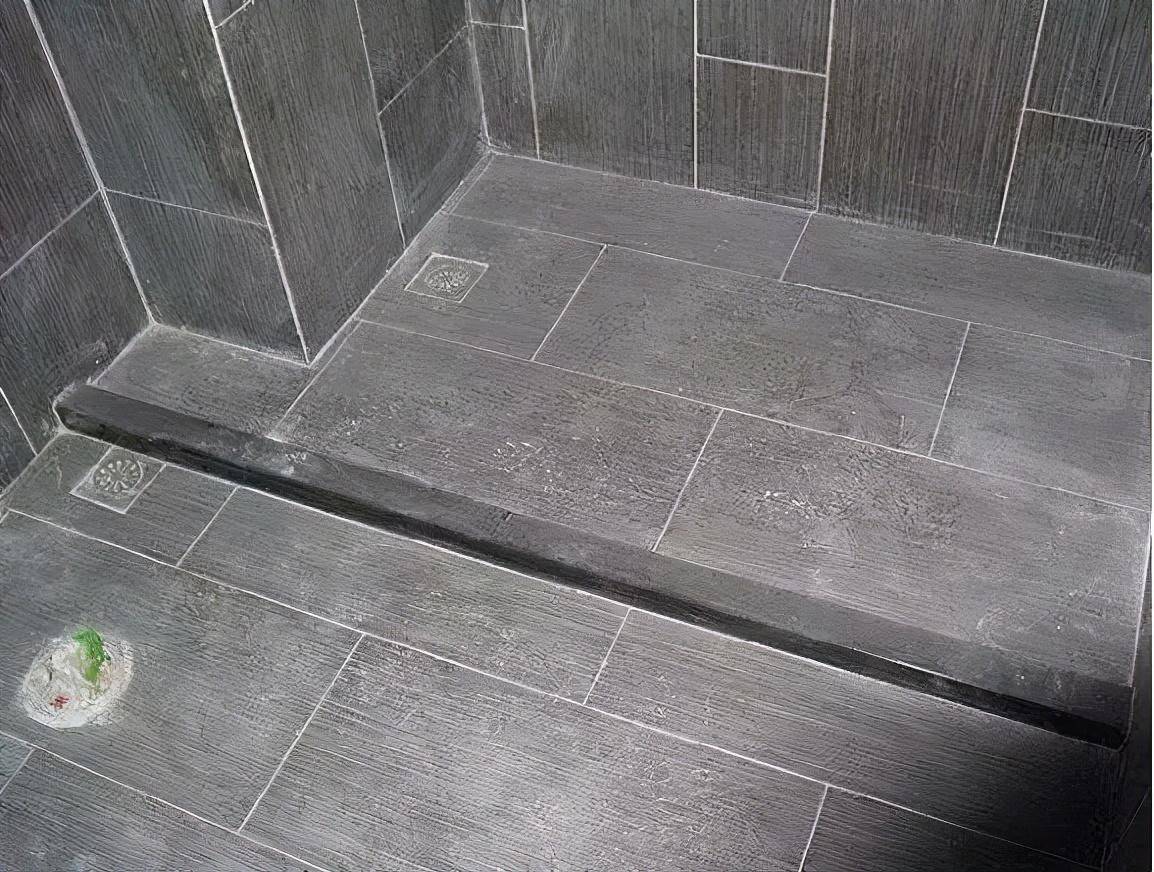 卫生间别再做斜坡排水了现在流行这样做下水更快还防滑