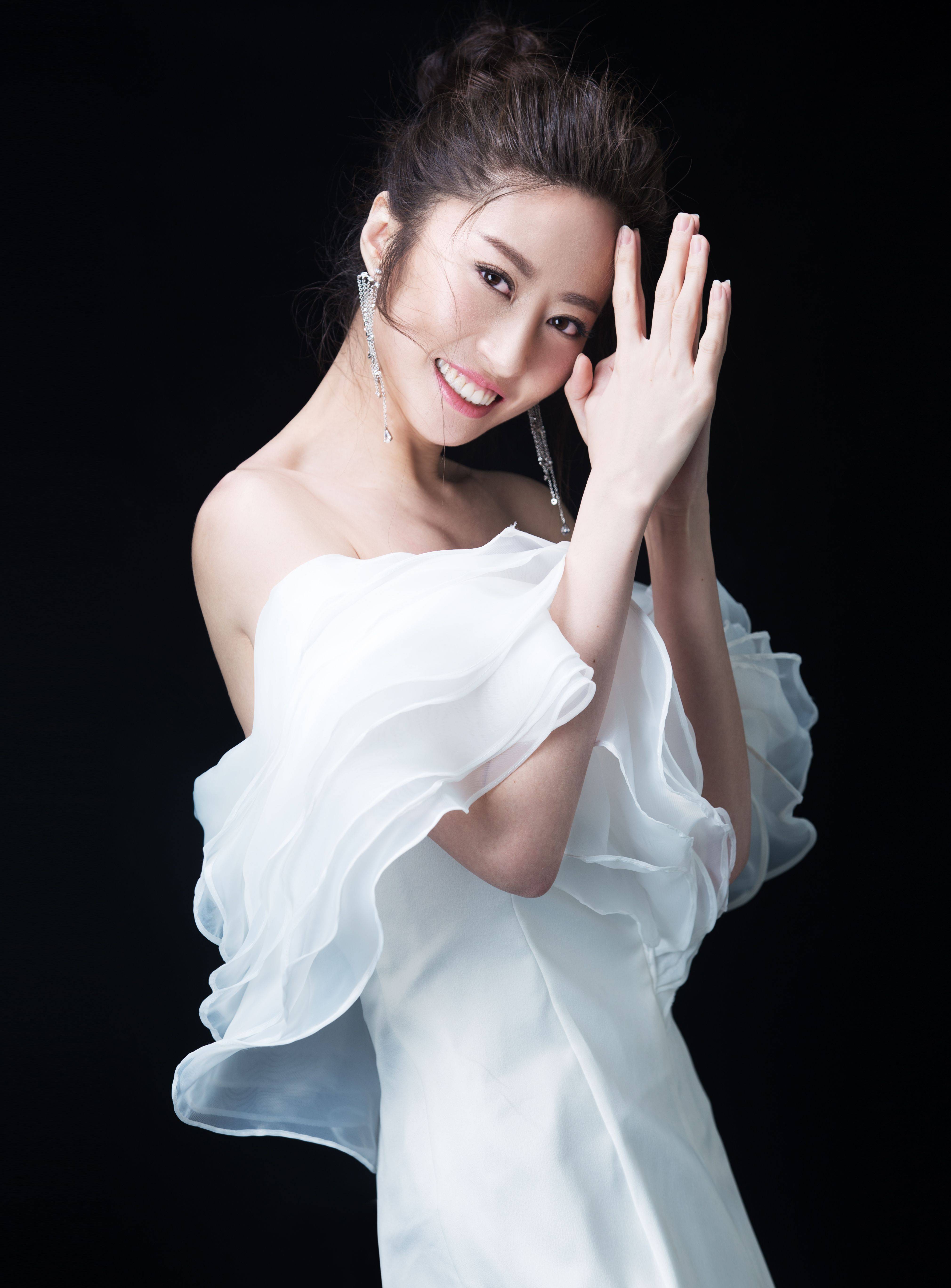 德阳市曙光公益服务中心正式聘请歌手演员卫薇儿为公益宣传大使