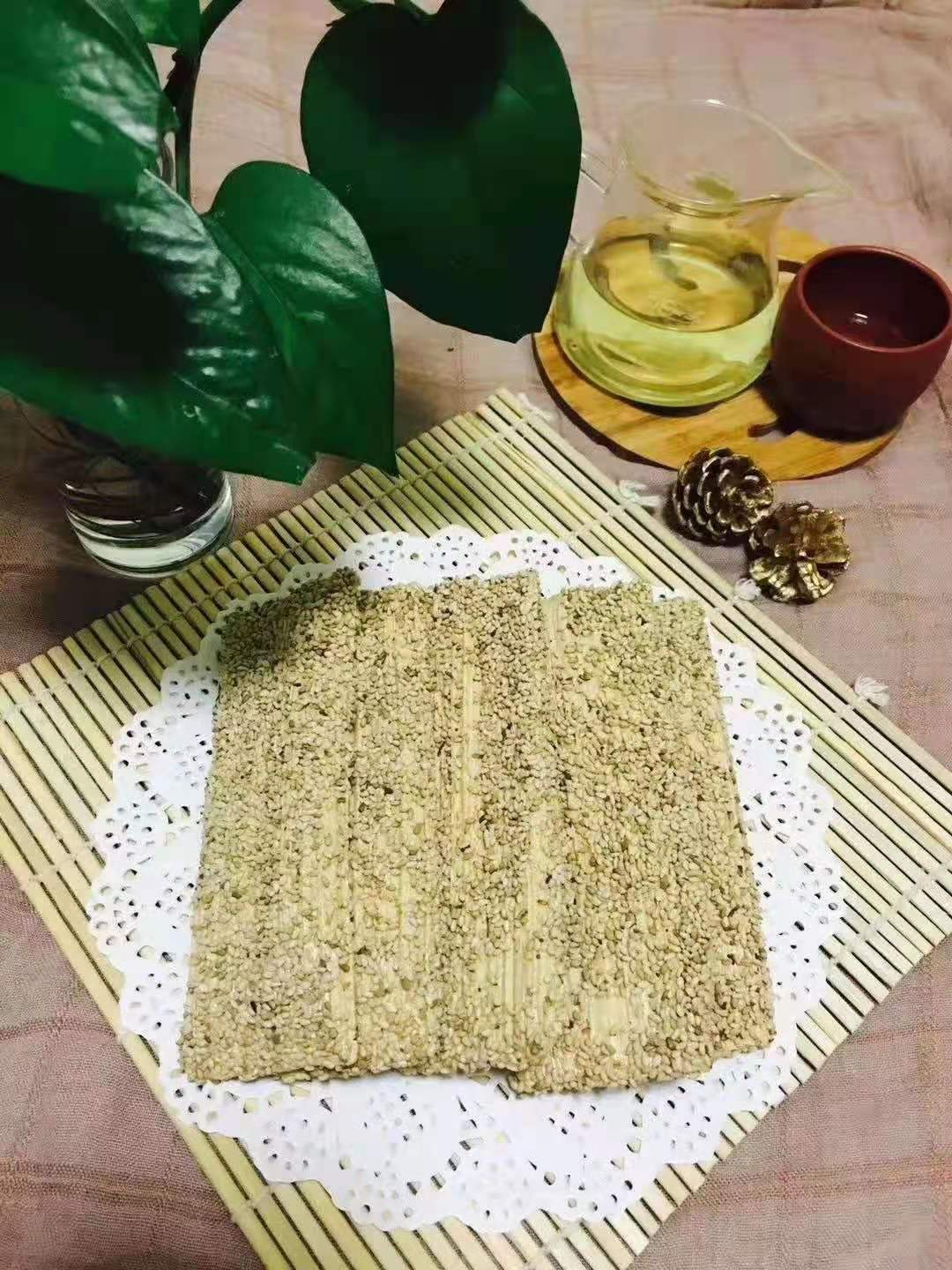 逐步改进工艺,使芝麻糖的质量越来越好,创出了著名的水盘芝麻糖品牌