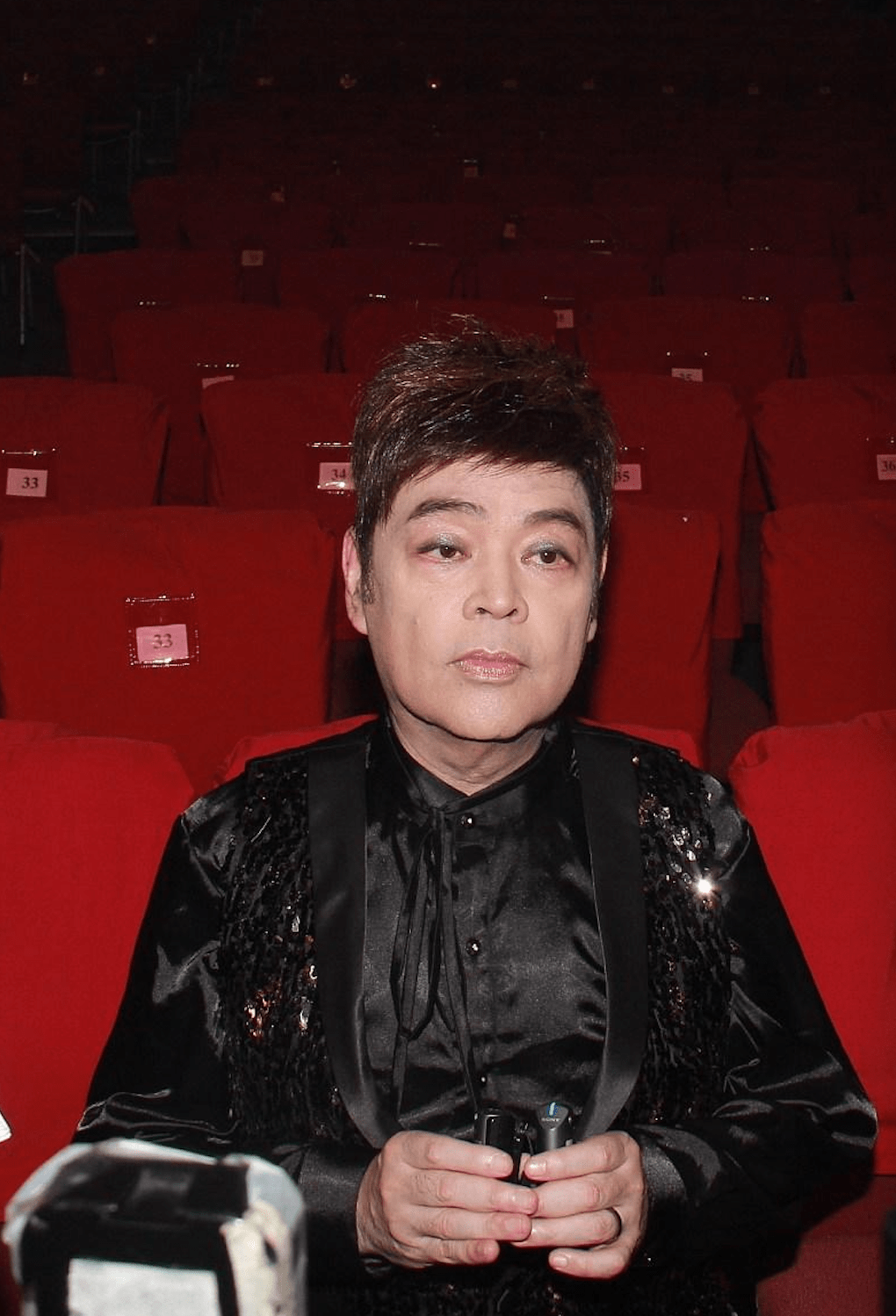 63岁歌手张伟文暴瘦仅剩81斤,无人照顾租住养老院,晚景略显凄凉