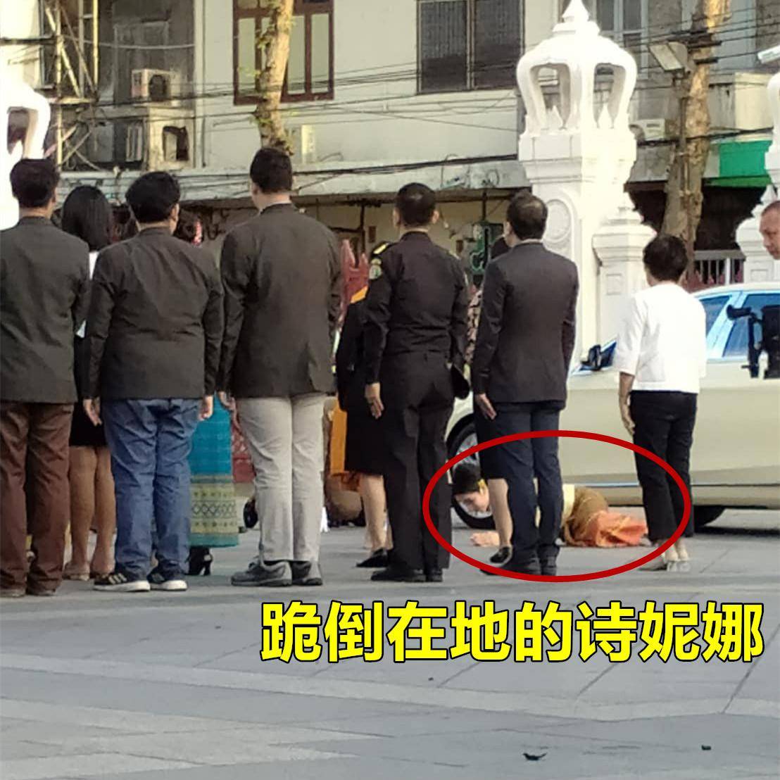 夏日时期,真的不会烫脚吗……在官方照片中,贵妃虔诚地跪在高僧的脚下