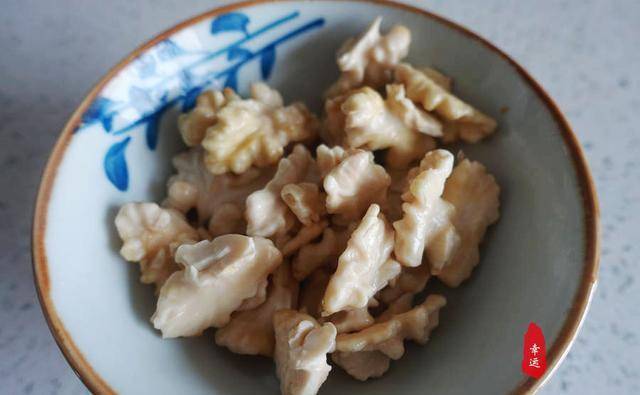 生吃核桃仁对我们的身体好处有很多用它来做个凉菜也不错