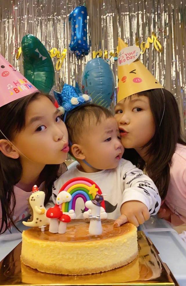 原创蔡少芬为儿子庆生罕见公开三个孩子同框正面照全都长得像妈妈