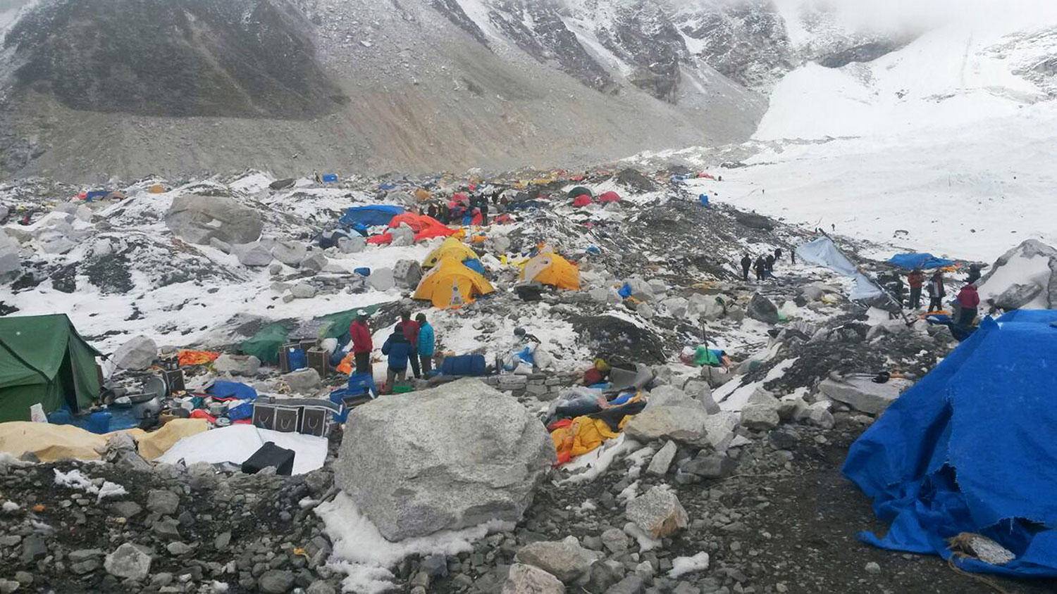 遊客等登山者在登山季結束之後就會離開這裡,然而汙染導致的後果卻由