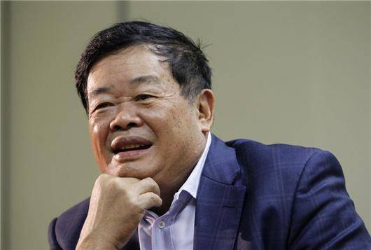 玻璃大王曹德旺娶红颜知己,写信告知发妻,妻说:只要房子和孩子