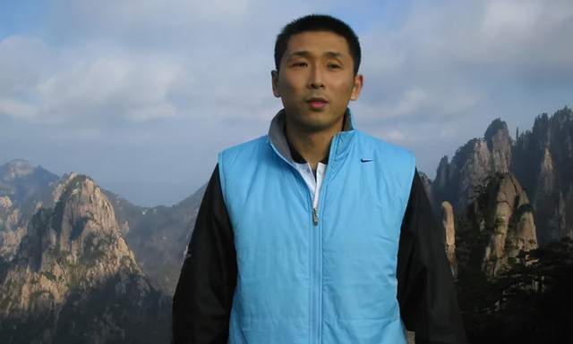 原创胡雪峰晒与邹雨宸合影2人握手很正式这操作让人浮想联翩