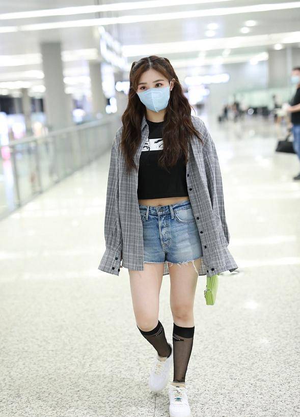 乔欣近照头身比好得不像话,别人穿到膝盖的中筒袜她穿才到小腿
