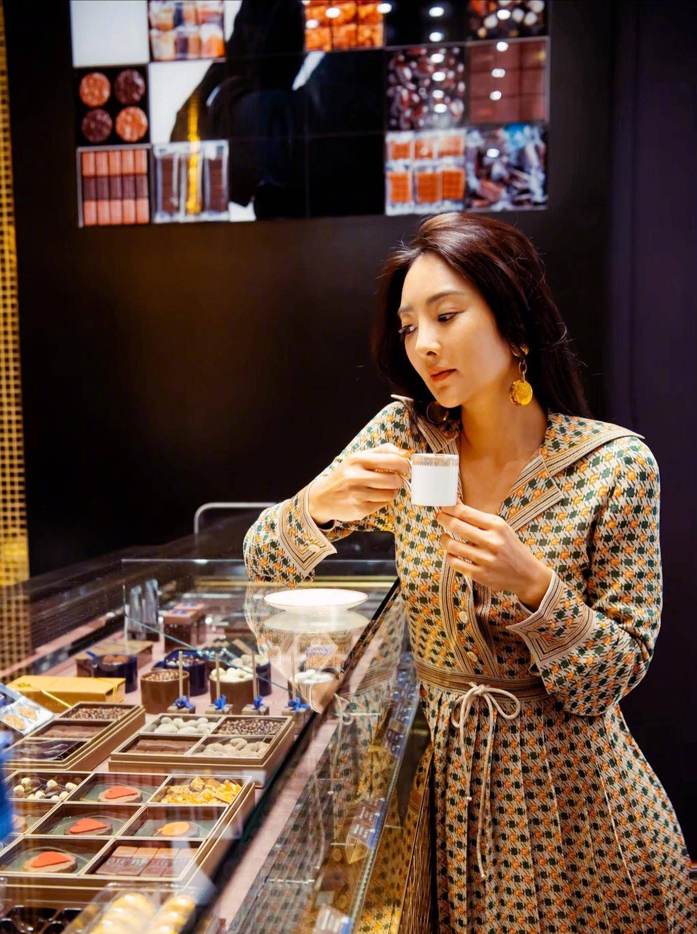 曹格老婆吴速玲真放得开,金门街道拍时尚大片,古铜色肌肤不显土