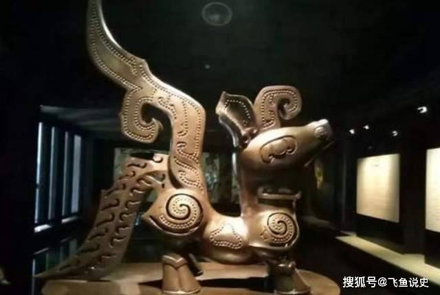 中还记载了一种很特别的人,他们身上有独特的纹饰,而三星堆中也出土了