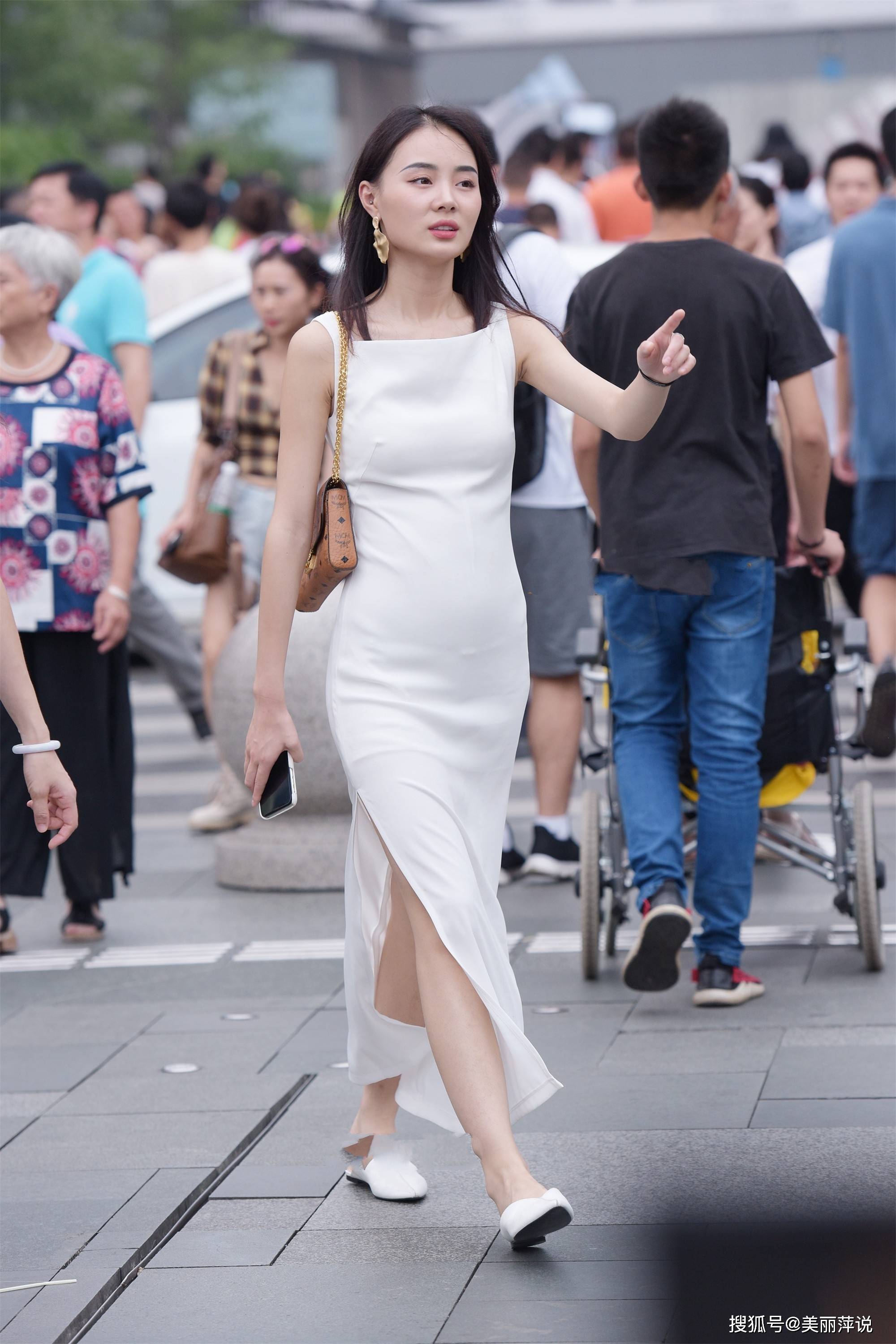 美女街拍:白色连衣裙简单大方,还显高级,白色连衣裙该如何选择?
