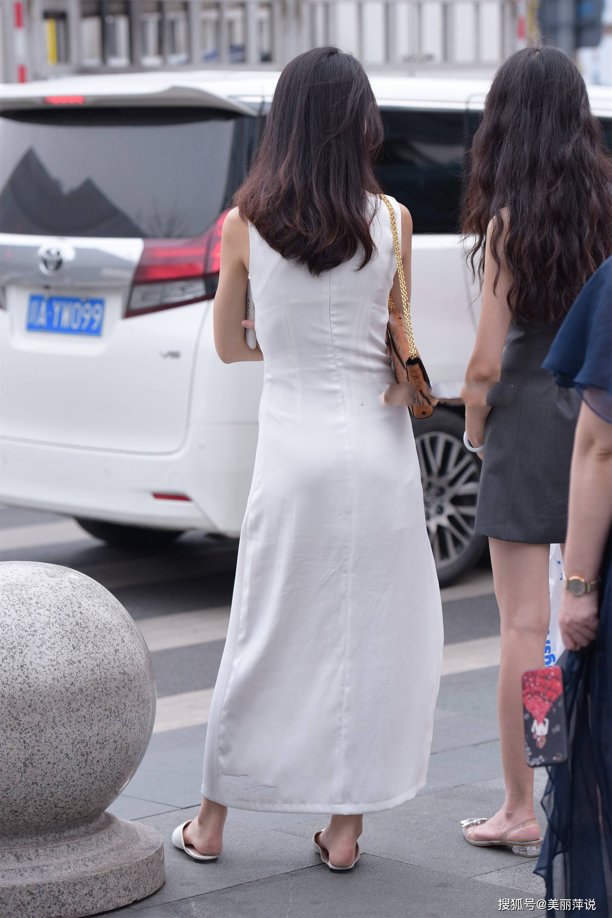 美女街拍:白色连衣裙简单大方,还显高级,白色连衣裙该如何选择?