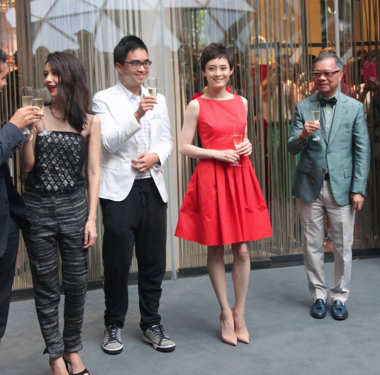 高圆圆,孙俪同框显气场,虽然两人服装都挺土,但却也不难看