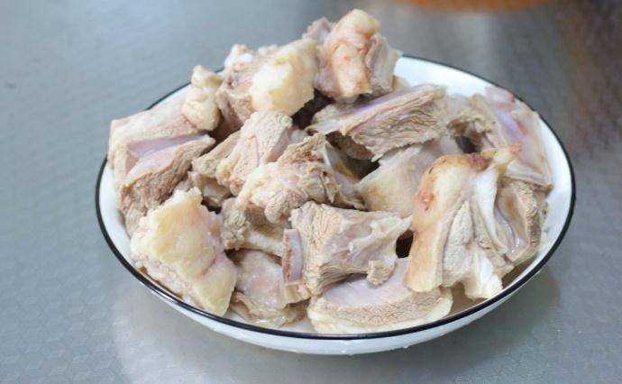 3,等待羊排焯水至无血水状态时捞出,捞出之后再用清水冲洗干净表面的