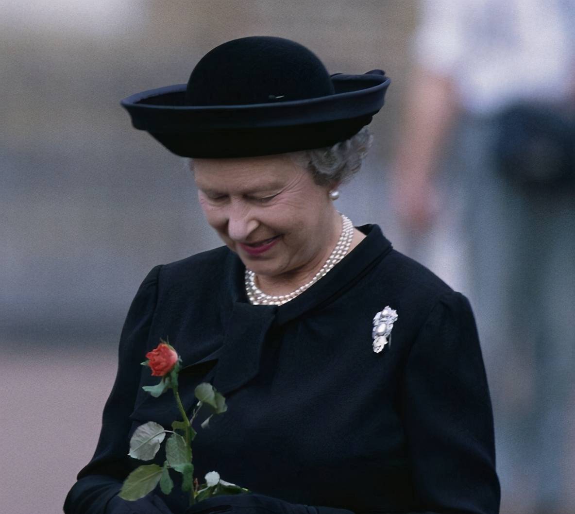 人们心中的王妃戴安娜,查尔斯的爱人卡米拉,英国女王更喜欢谁?