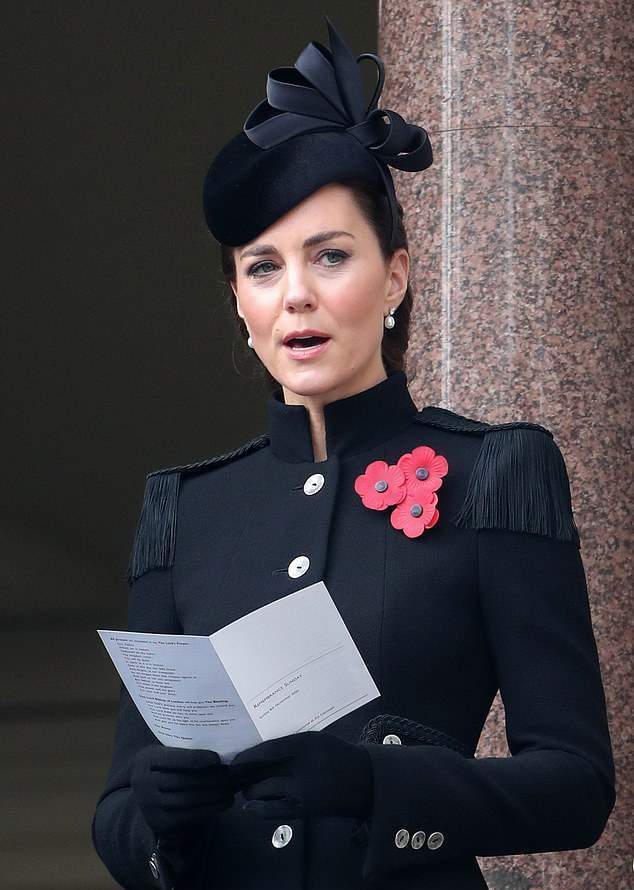 原创凯特妹妹出门太邋遢纯素颜真显老不过2岁儿子和路易王子真像