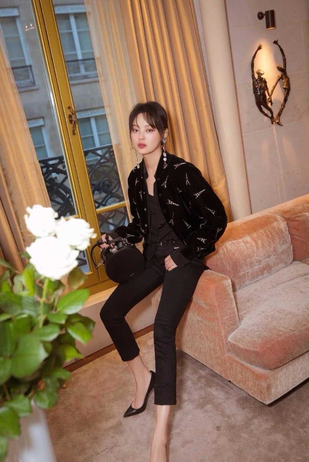 辛芷蕾的穿搭真时髦今年流行针织外套紧身裤个性又大方