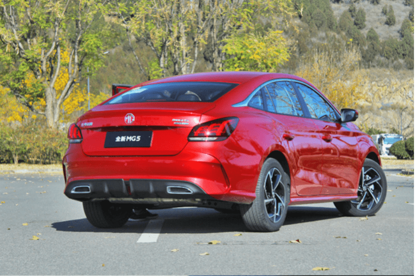 配合极富韧性的豹跃肩线,纯粹的溜背和宽车肩设计,有点像奔驰的cla