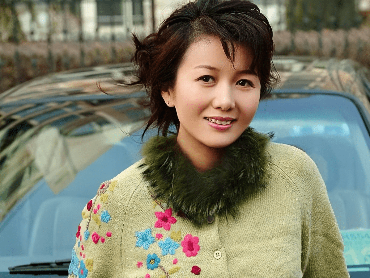 年轻时候的郑卫莉很漂亮,可以说是一位标准的知性美女.