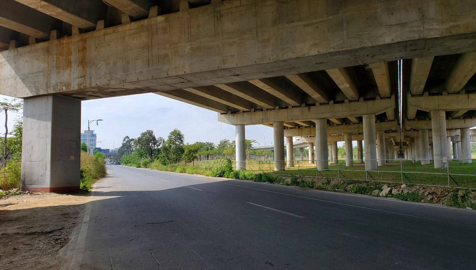 环境整治:月浦高速口附近排水沟杂草垃圾多,水体黑臭, 居民生活受影响