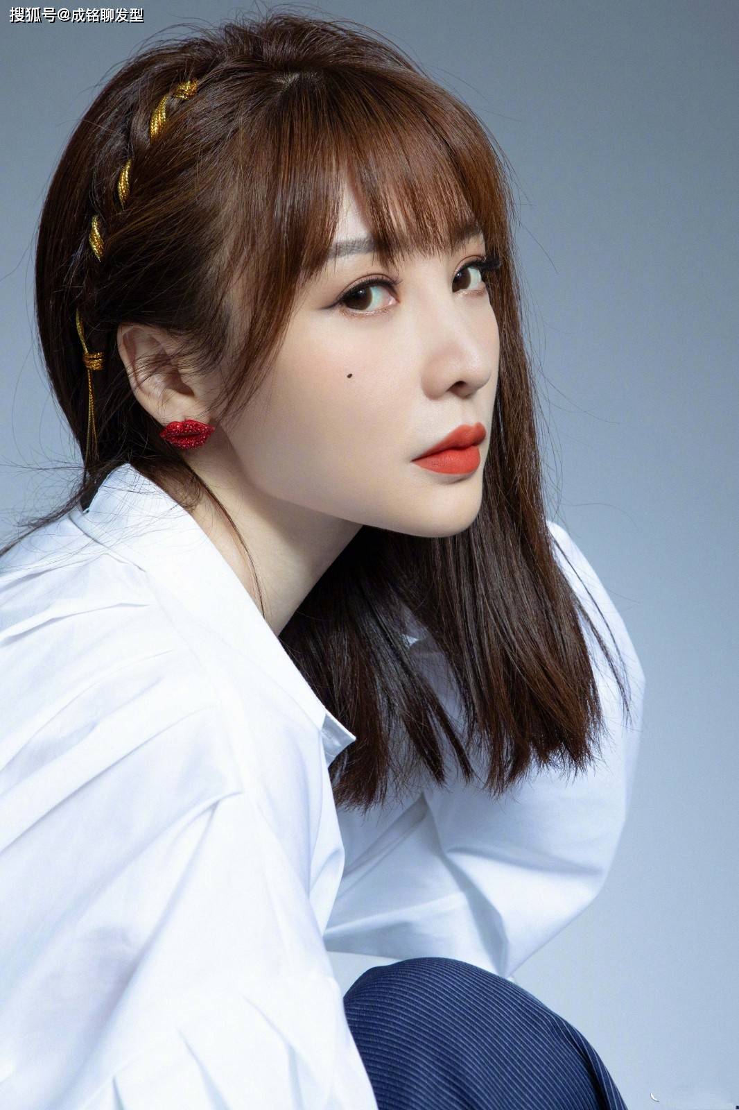 柳岩时尚穿搭来袭,茶色中长发搭配拼接毛衫,精致减龄潮范十足