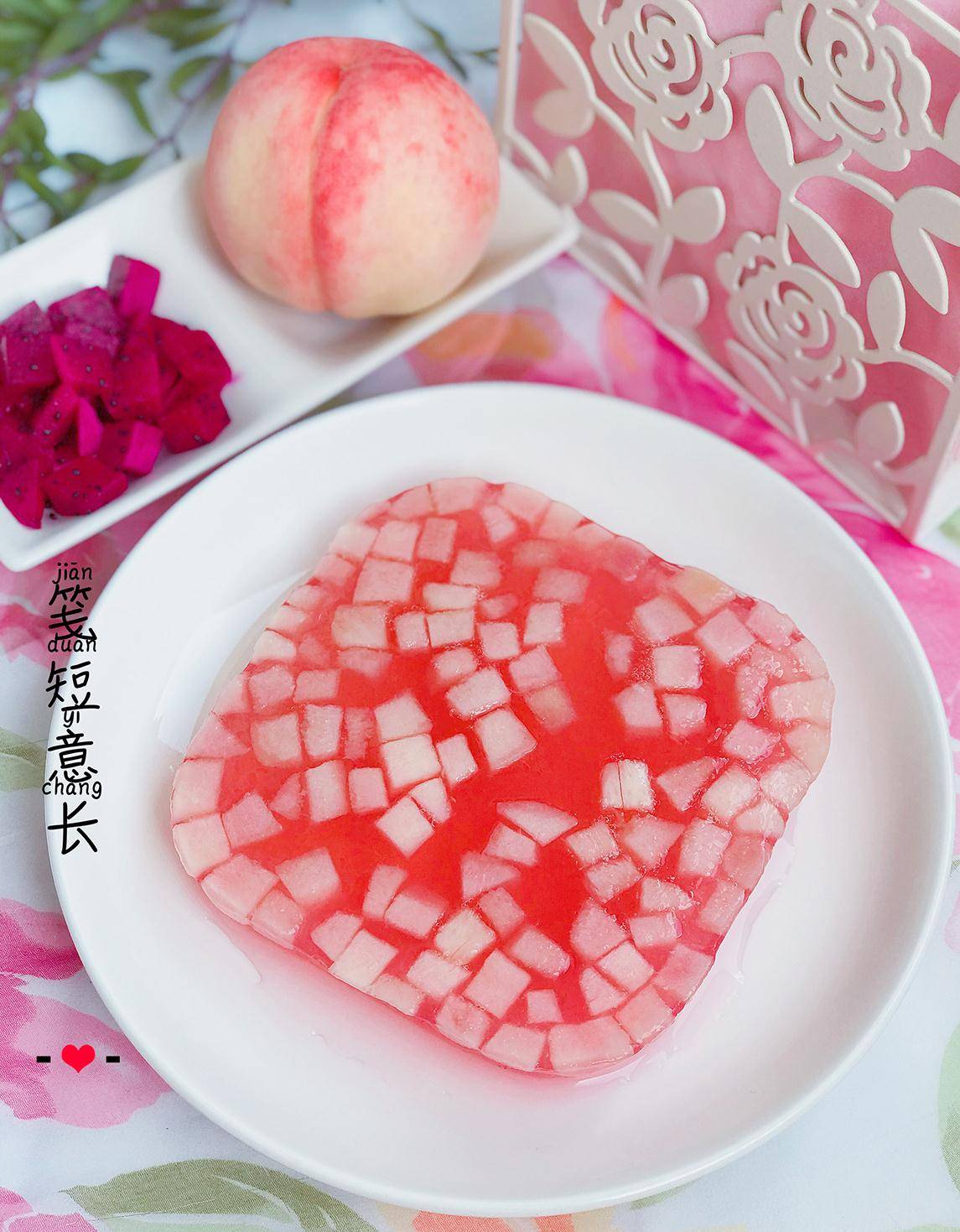 今天才知道吃桃时果皮都浪费了煮2分钟做蜜桃果冻不懂太可惜