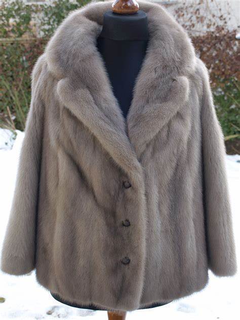 美国女穿毛皮大衣被动物保护主义者瞥见遭其怒捅数刀倒在血泊