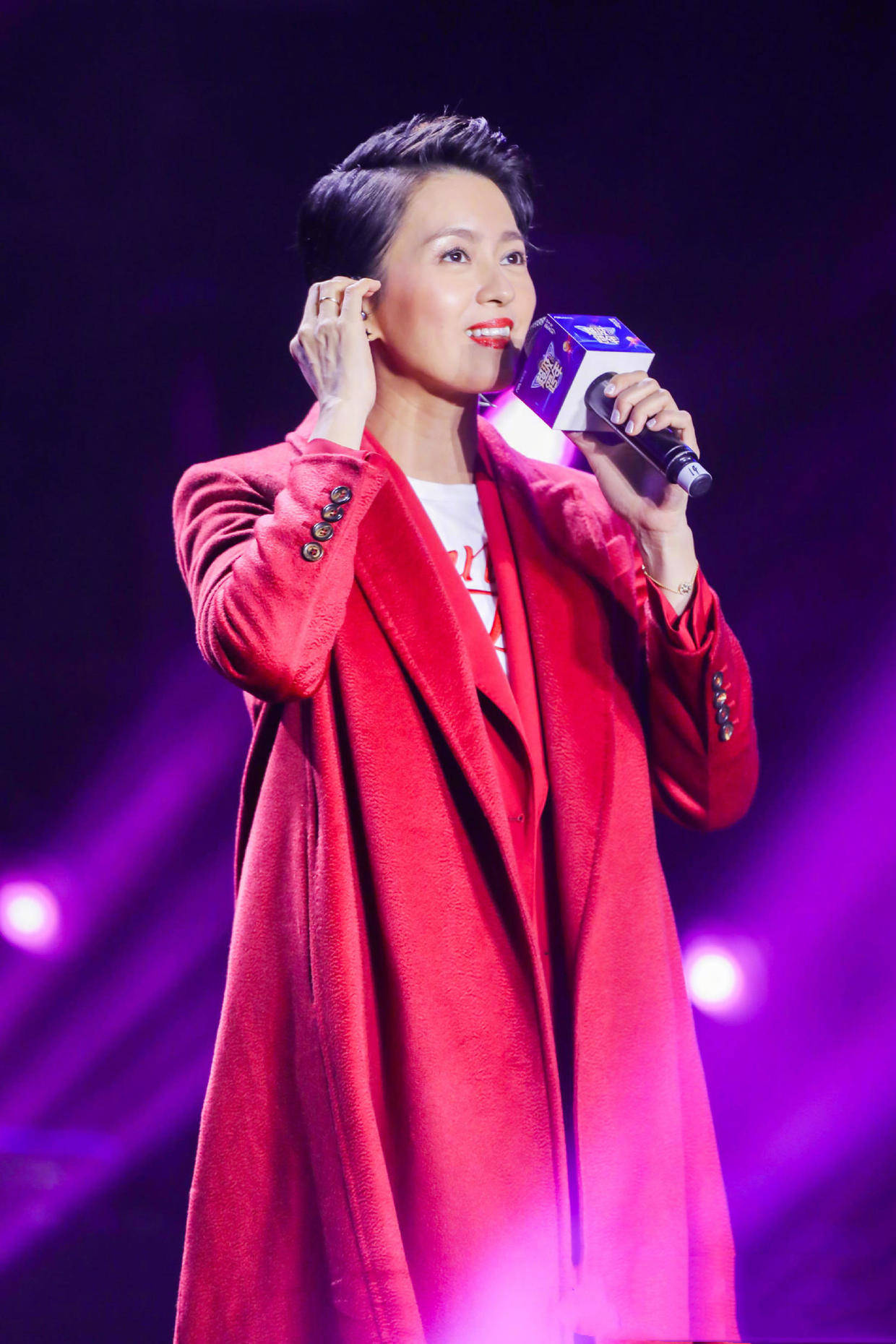 梁咏琪高颜值任性,红色大衣配大背头发型出演,她站在舞台上真美