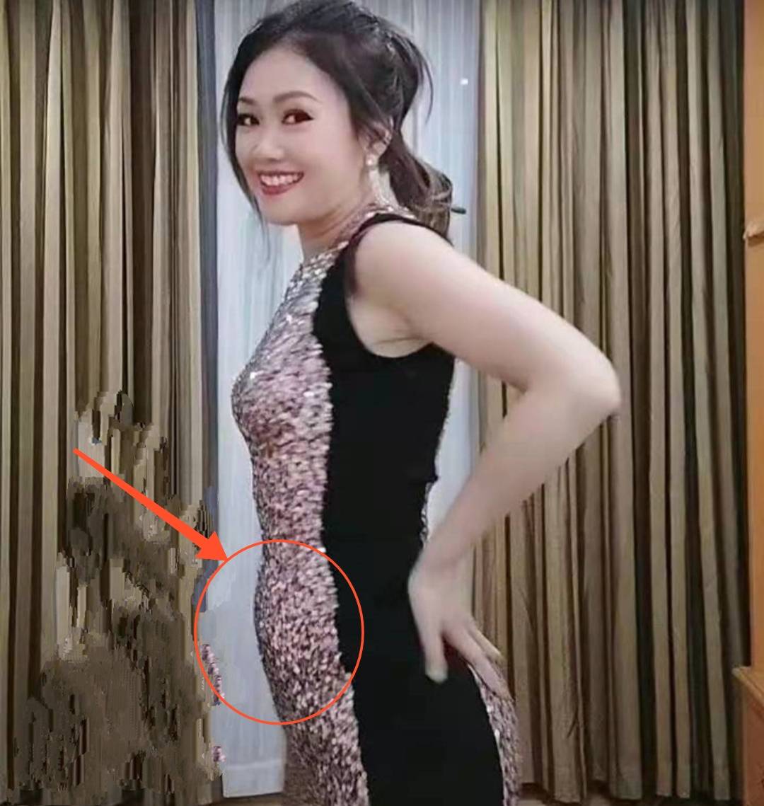 50岁梁小冰穿紧身裙跳舞,小腹凸起疑怀孕,幽默回应:三个月了