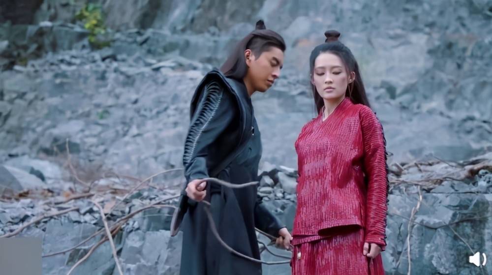 《狼殿下》渤王强吻了摘星,李沁采访时吐槽王大陆演吻戏是拔火罐