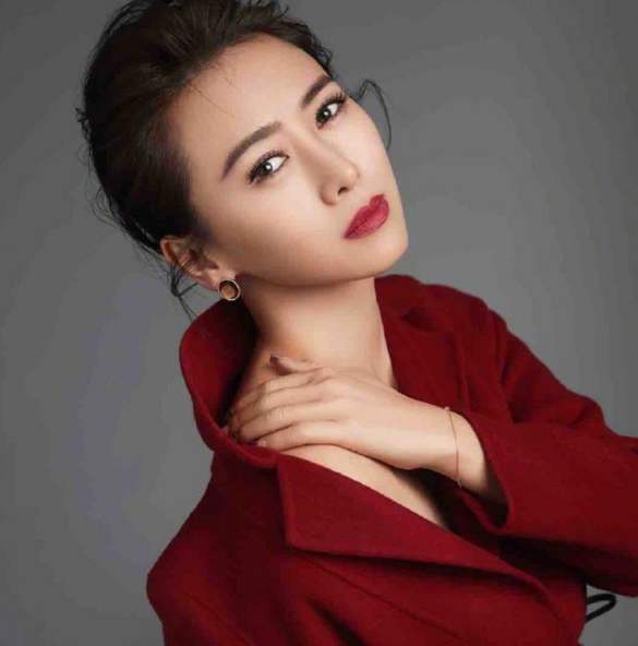 52岁翁虹逆生长,容颜未老身材饱满,少女感满满!