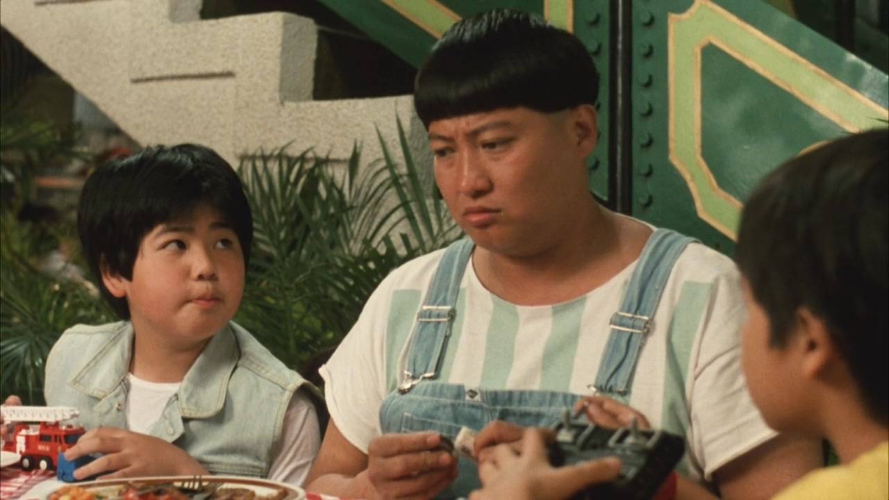 影片中,洪金宝和成龙饰演一对兄弟,哥哥洪金宝天生智力缺陷,傻乎乎的