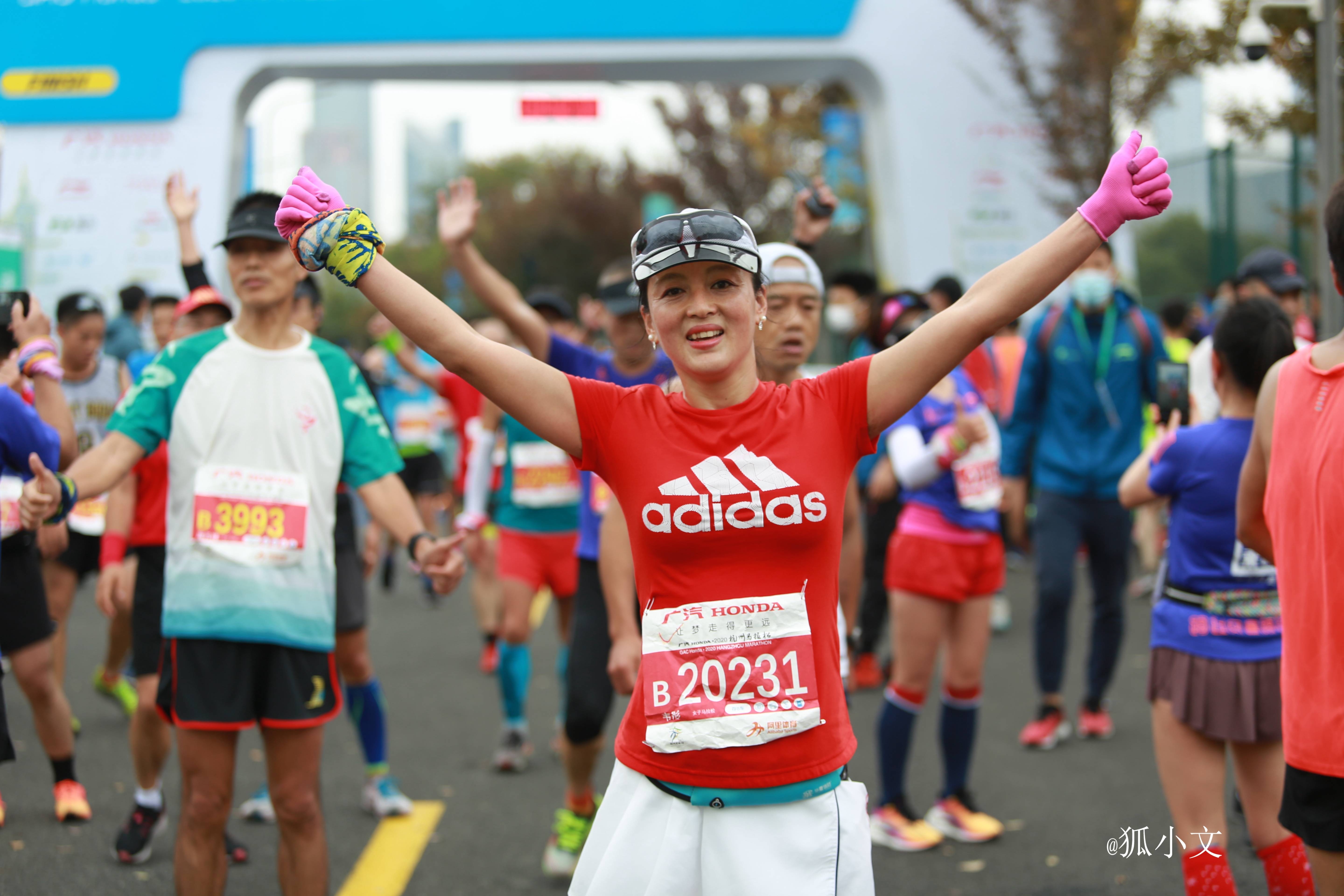1/ 12 11月24日,上万跑者齐聚2020杭州马拉松,享受这场跑步盛宴.