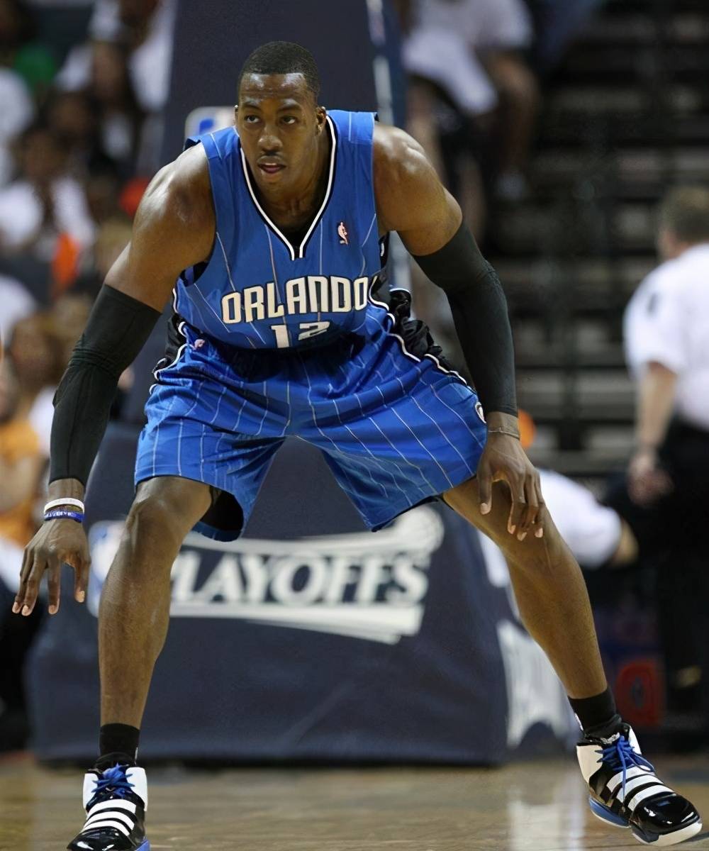 巅峰时期的霍华德,是联盟最具实力的超级中锋,当时的他是魔术队的老大