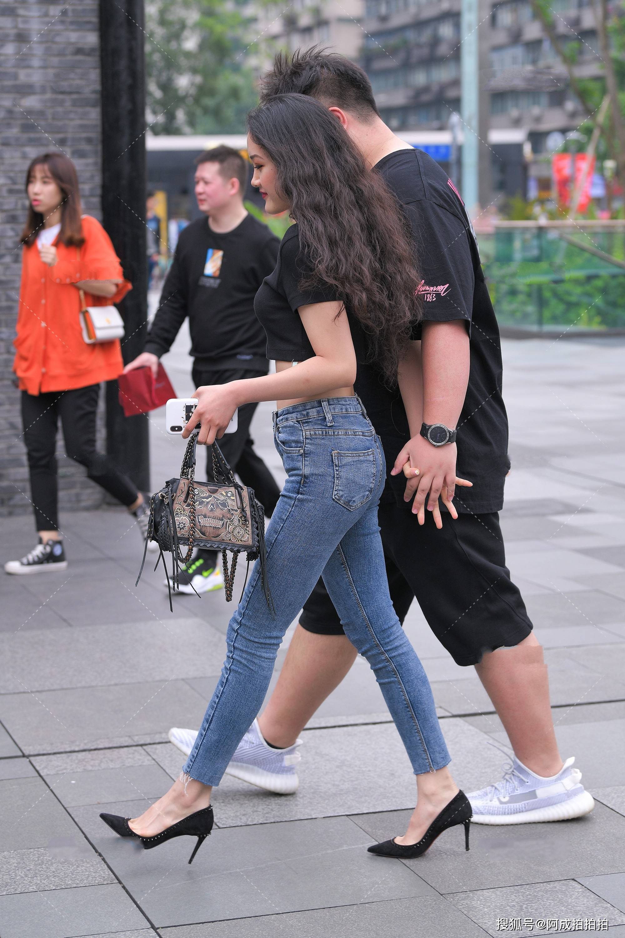 原创黑色小款t恤,搭配深蓝色修身牛仔裤,炫酷十足