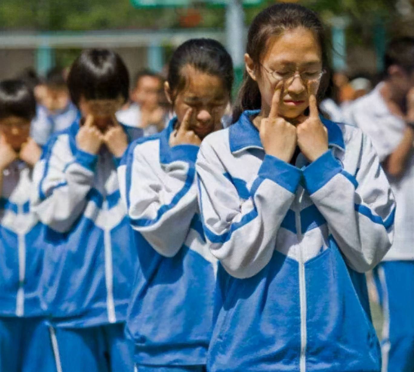 中国校服不单单是丑的问题学生们唉声叹气求放过