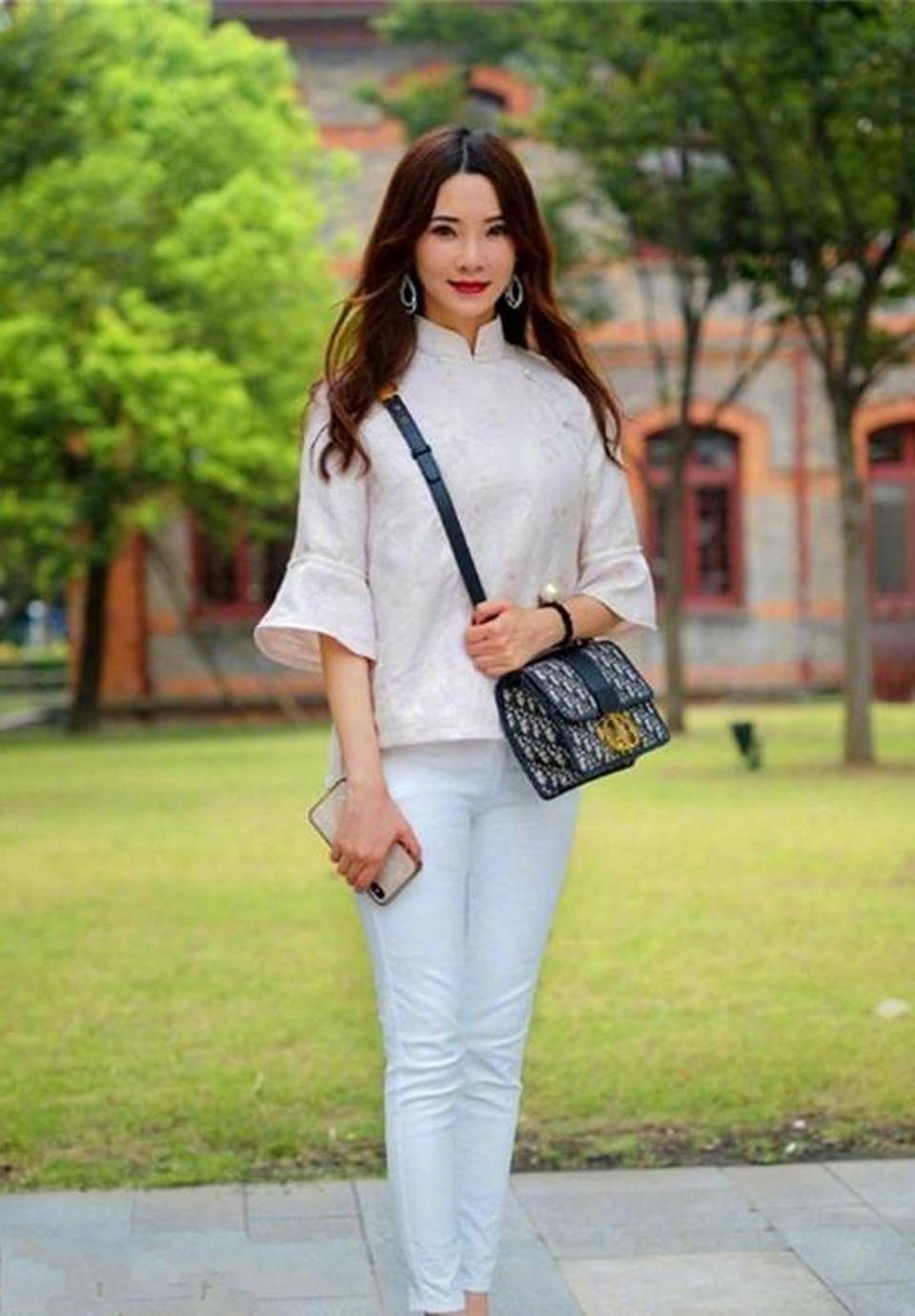 路人街拍,搭配花色鲜亮的长裙,把知性美演绎到极致